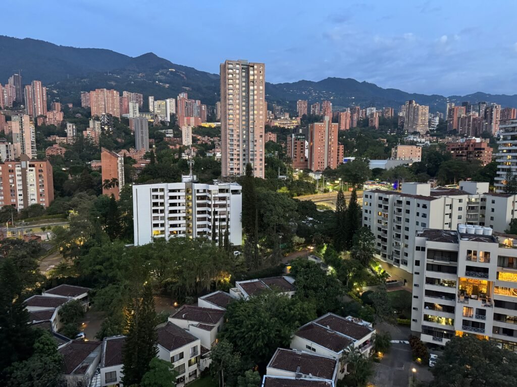 A captivating view of the Medellín skyline at sunrise, showcasing the city's urban and natural landscapes. tour privado Colombia