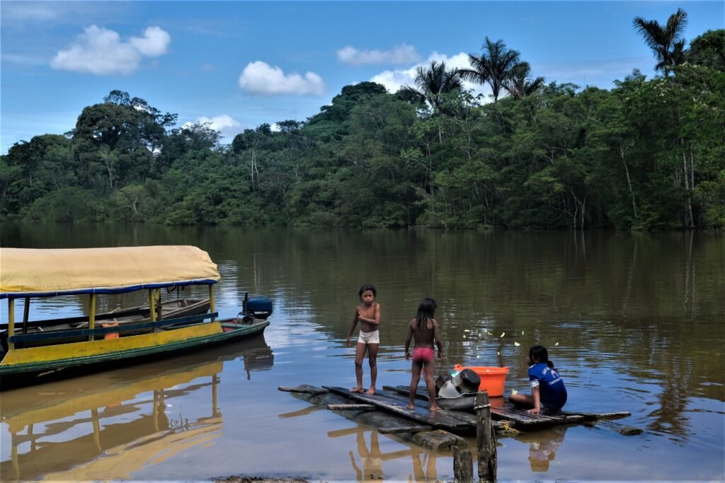 Children enjoying a sunny day by the river in San Martín, Amazonas, Colombia. viaje al amazonas colombia