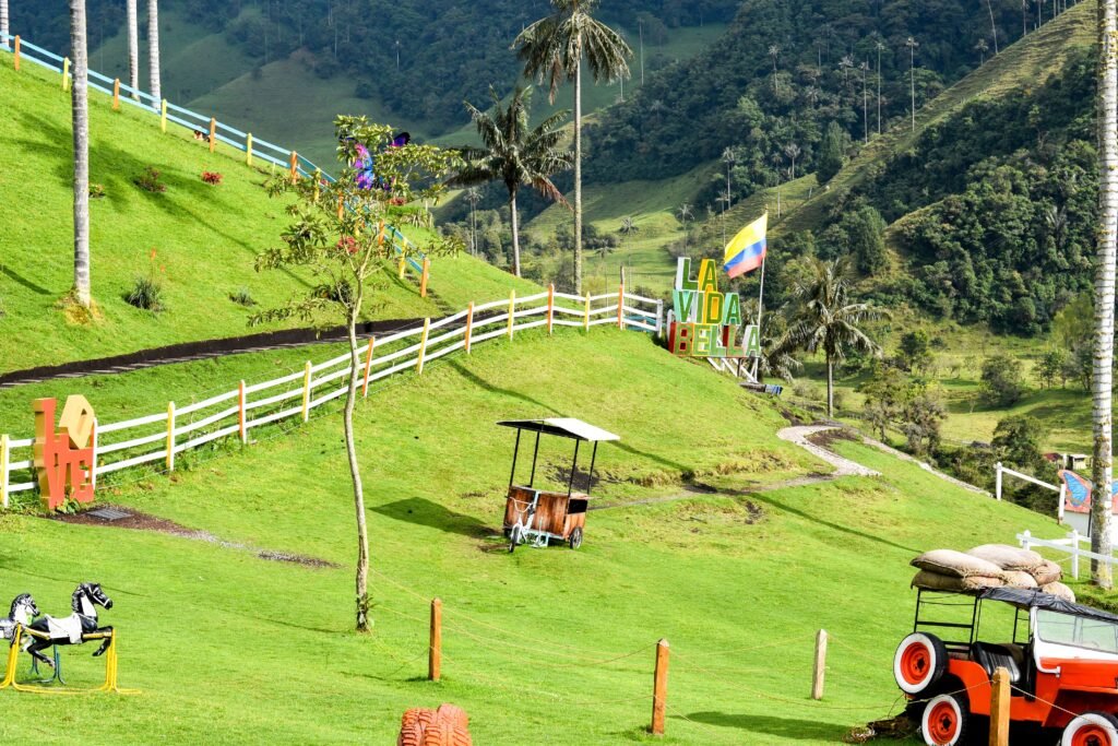 Vibrant Cocora Valley landscape with Colombian flag and rolling hills, perfect for tourism. mejor época para viajar a Colombia