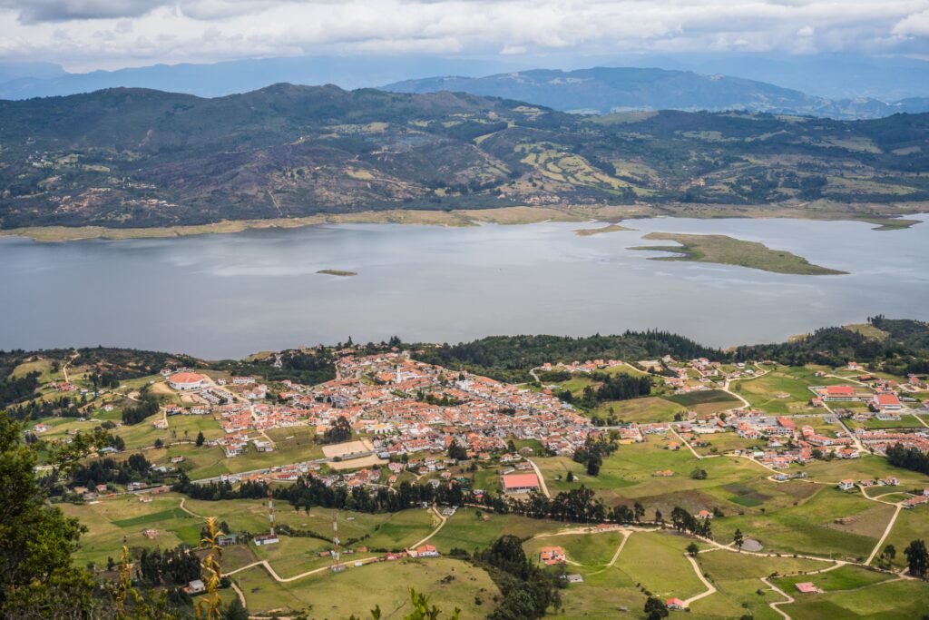 Stunning aerial view of Guatavita and Tomine Reservoir in Colombia, showcasing mountains and landscapes. Colombia para extranjeros