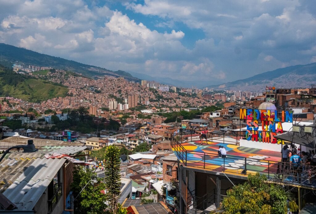 Panoramic view of Medellín's vibrant cityscape and mountains under a clear sky. Viajes personalizados
