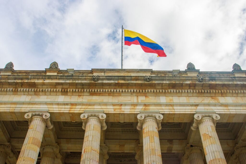 View of the Colombian Capitol Building in Bogotá with the Colombian flag displayed prominently. mejor época para viajar a Colombia
